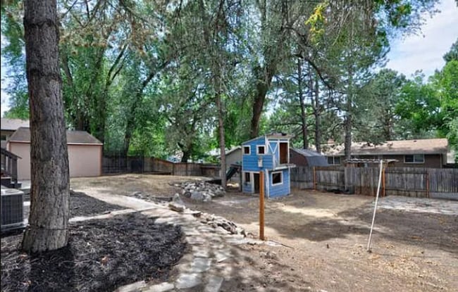 Building Photo - 4 Bedroom/ 2 Bathroom house in Midvale