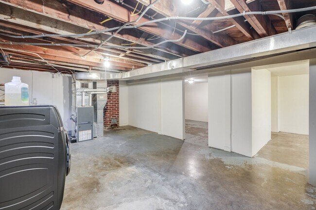 Building Photo - 4811 N Maryland Ave