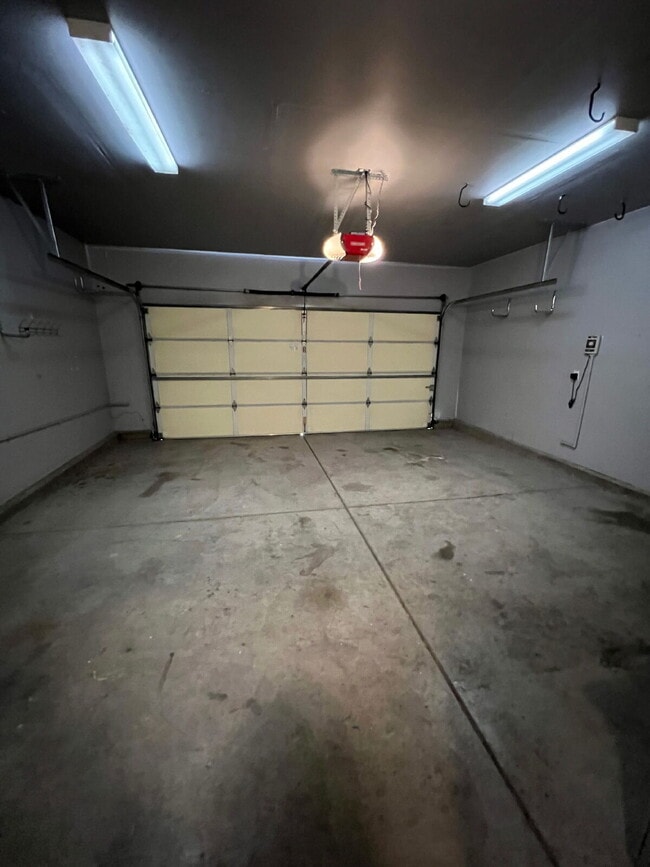 Building Photo - Tracy: $2839 3 bedroom 2 bath single story...