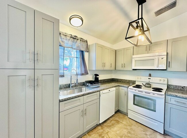 Building Photo - Charming fully furnished 2/2 home in Natur...