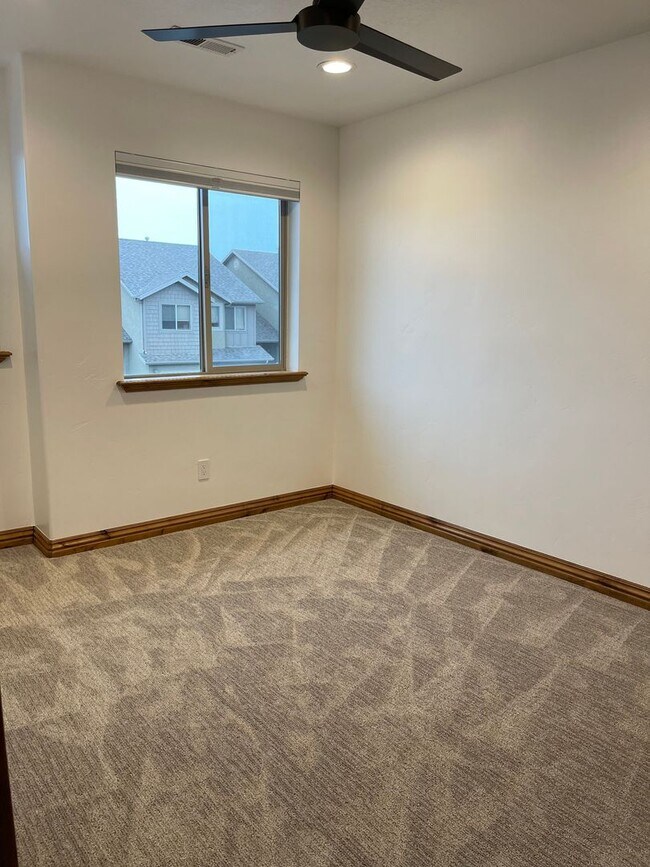 Building Photo - Gorgeous home in Orem