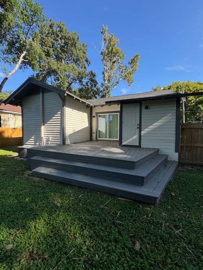 Building Photo - Beautiful 2/2 Bungalow in River Heights!