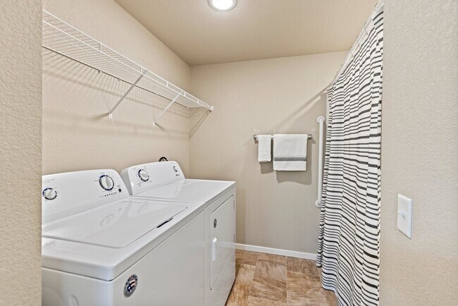 Building Photo - Clean and Modern Ground-Floor Condo with C...