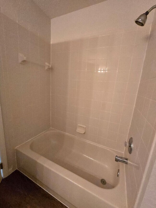 Building Photo - Spacious 3 bedroom, 2.5 bath townhouse in ...