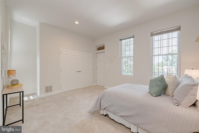 Building Photo - 1215 Otis Pl NW