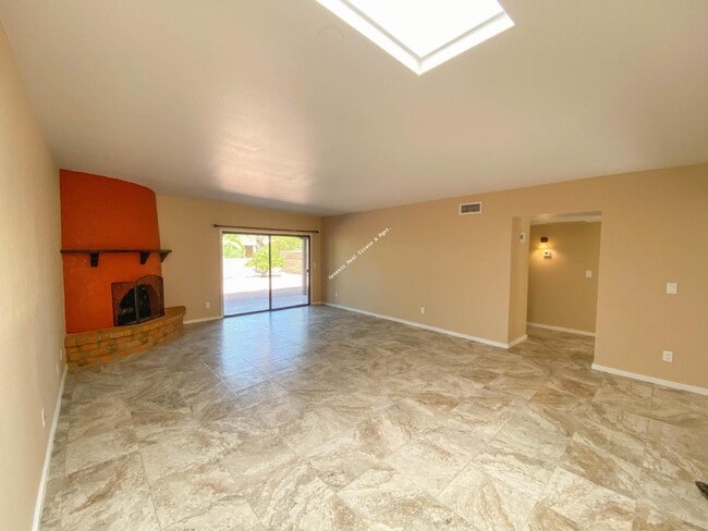 Building Photo - "Charming 2-Bed, 2-Bath Townhouse with Cozy Fireplace in Tucson's Scenic Sunrise Territory neighb...