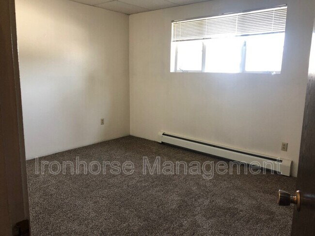 Building Photo - 805 W Villard St