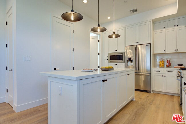 Building Photo - 6018 1/2-6018 1/2 Comey Ave