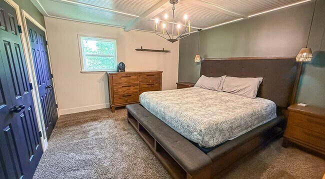 Building Photo - MOVE IN READY!!