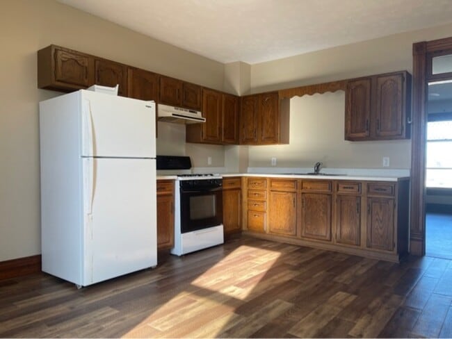 Building Photo - 705 6th Ave