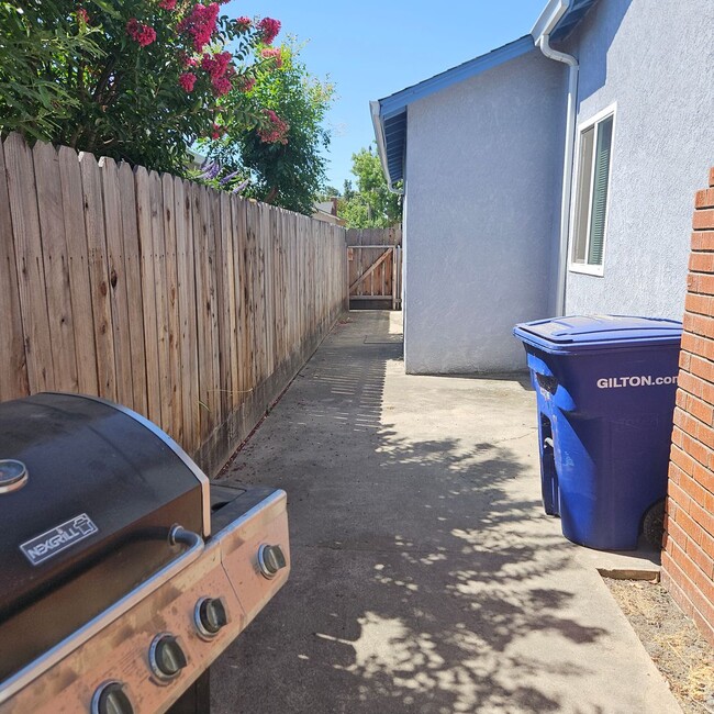 Building Photo - Charming 3 Bedroom, 2 Bath Home w/Large Ba...