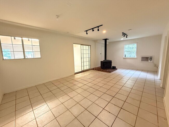Building Photo - 8720 Mornington Dr