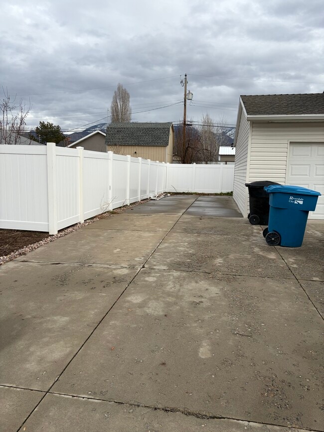 Building Photo - 4382 900 W