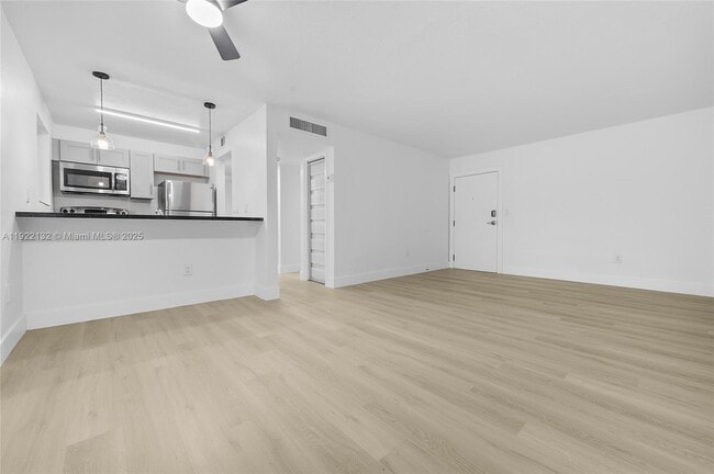 Building Photo - 12101 NE 6th Ave