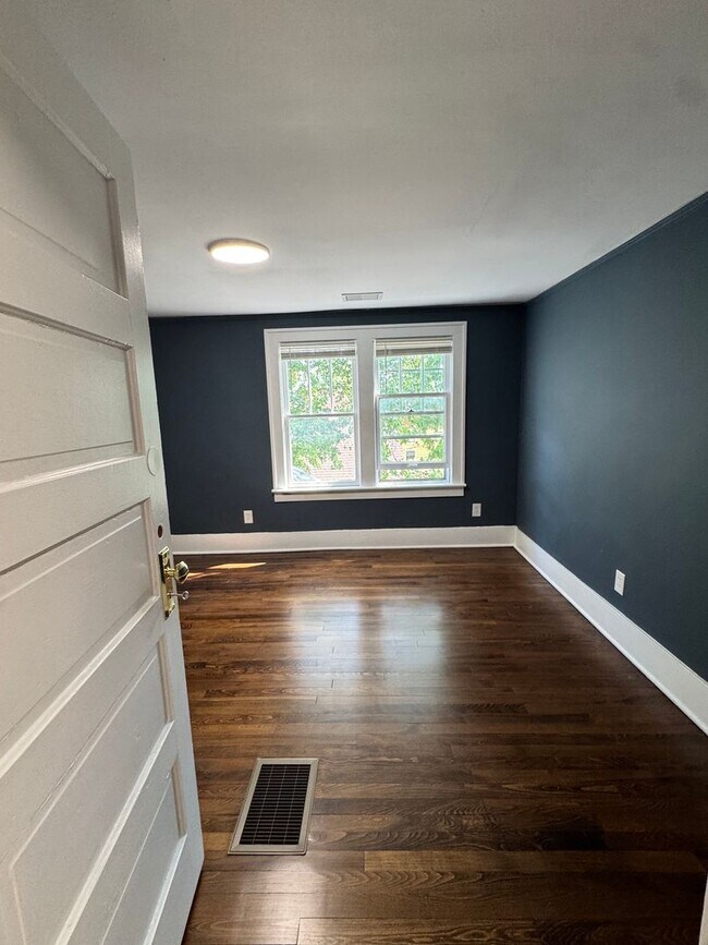 Building Photo - Spacious 4-Bedroom Home with 2 Kitchens | West Ann Arbor
