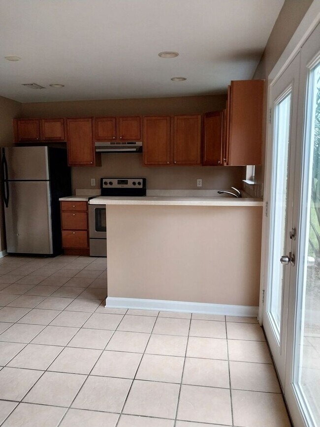Building Photo - Cute townhome with 3 bd / 2.5 Bath