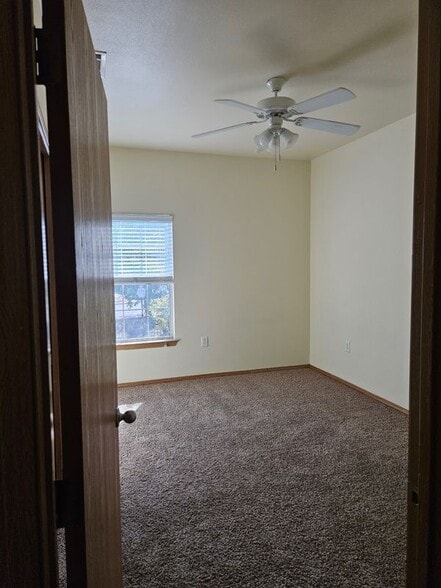 Building Photo - 1000 Diamond Dr