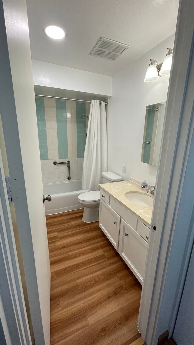 Full bathroom near bedrooms 2 and 3 - 5074 Diamond Heights Blvd
