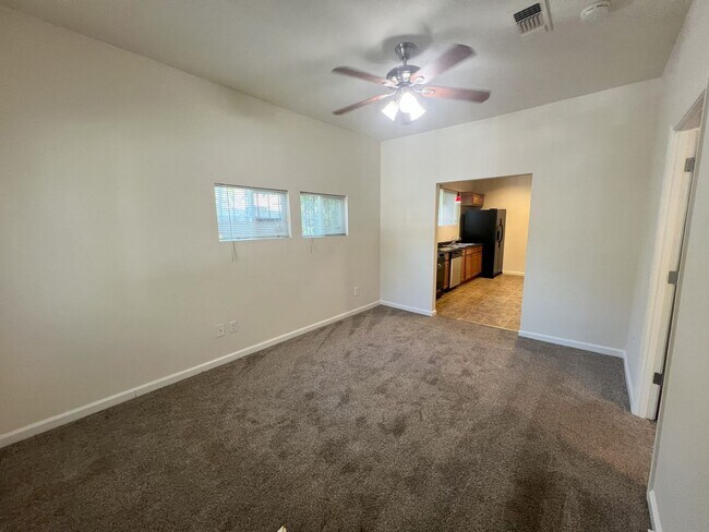 Building Photo - Beautiful 3 bedroom, 1 bathroom home locat...