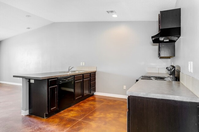 Building Photo - Spacious Duplex Near St. Joe