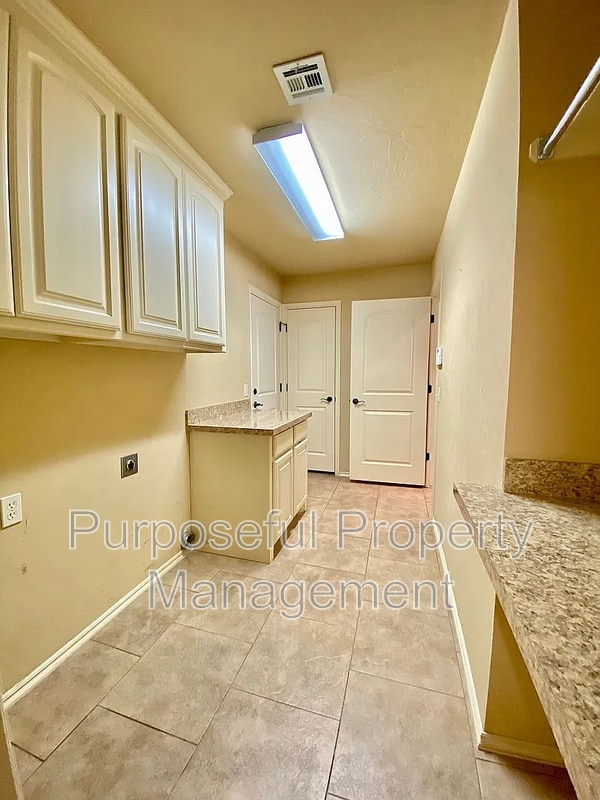 Building Photo - 2409 Austrian Pine Dr