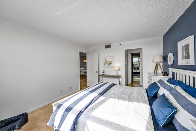 Building Photo - 1266 S Military Trail