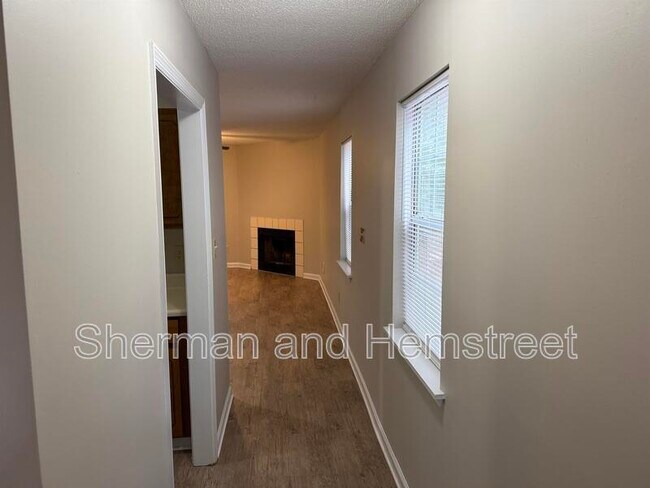 Building Photo - 404 Commons Dr