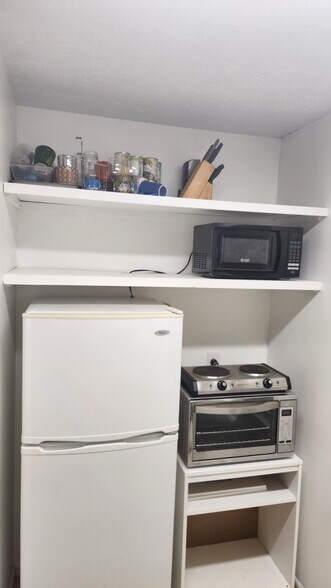 Building Photo - 549 SW Fredrica St