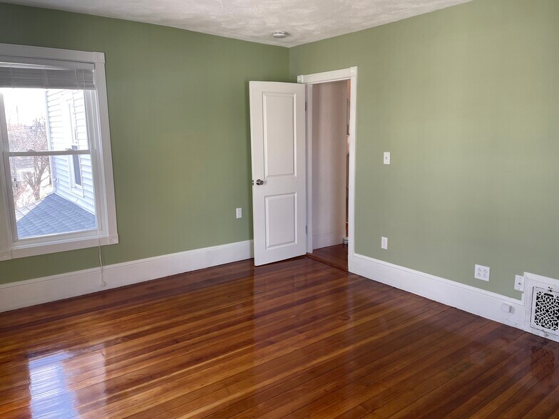 Building Photo - 27 Webster Pl