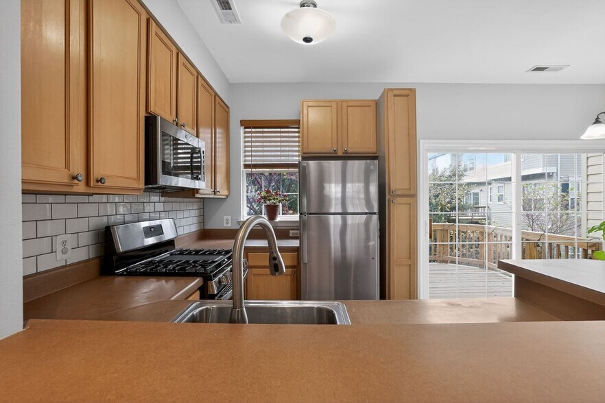 Building Photo - 23185 Blackthorn Square