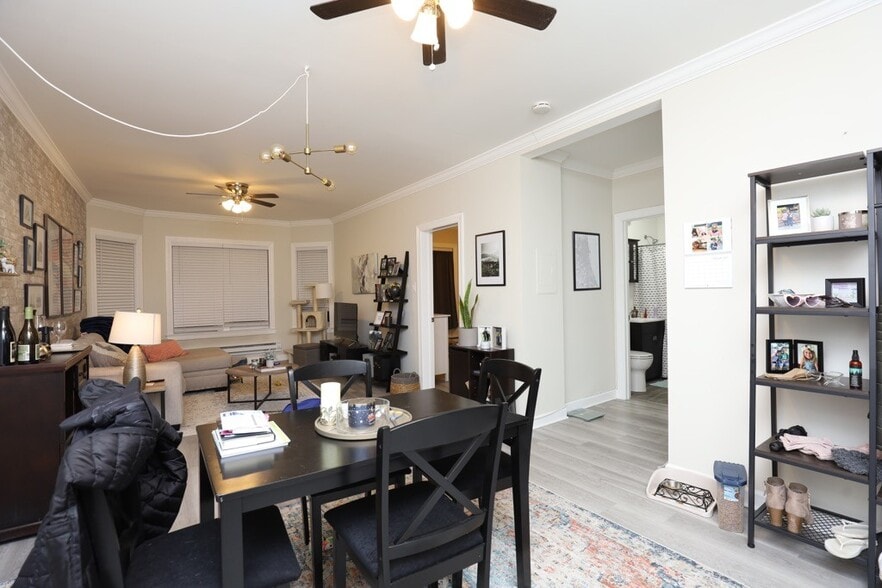 Building Photo - 644 W Roscoe St