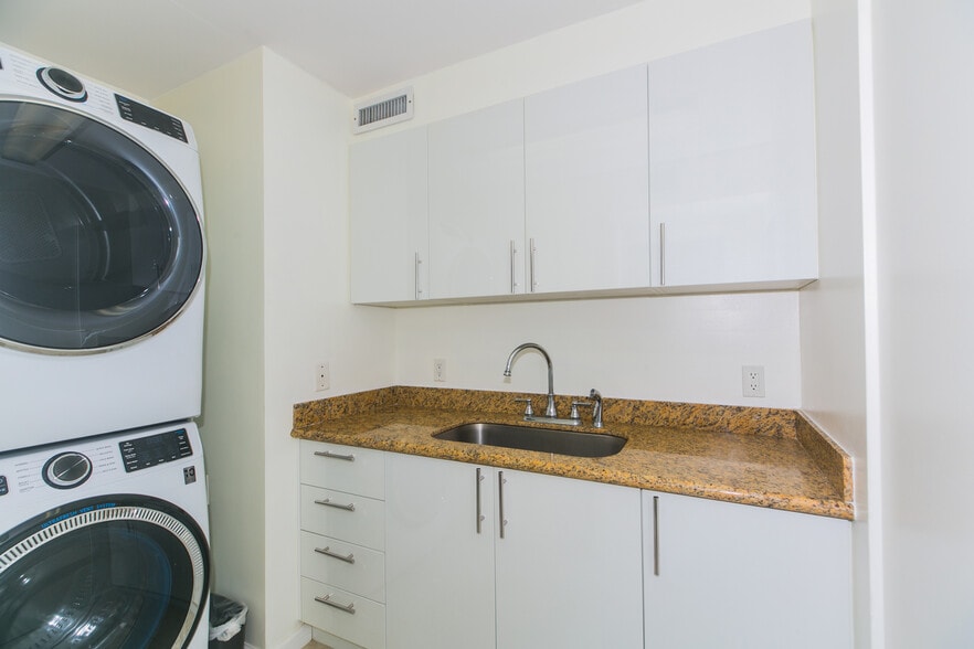 Laundry room with sink - 1910 Ala Moana Blvd