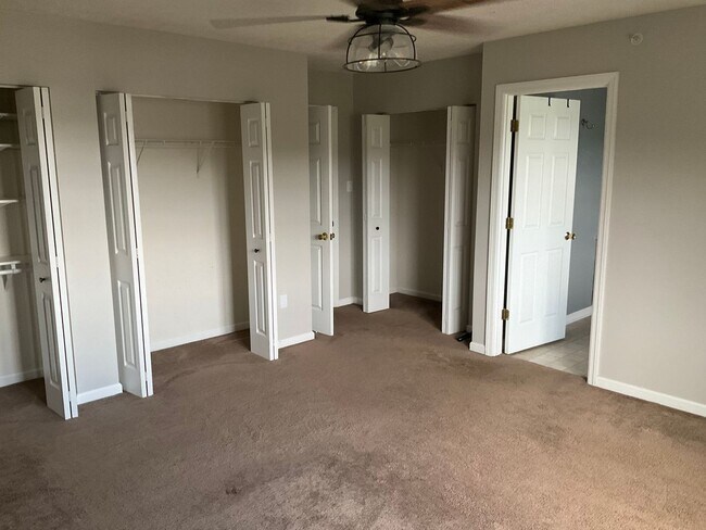 Building Photo - Large 3 Bedroom 2.5 bath townhome with additional finished room.