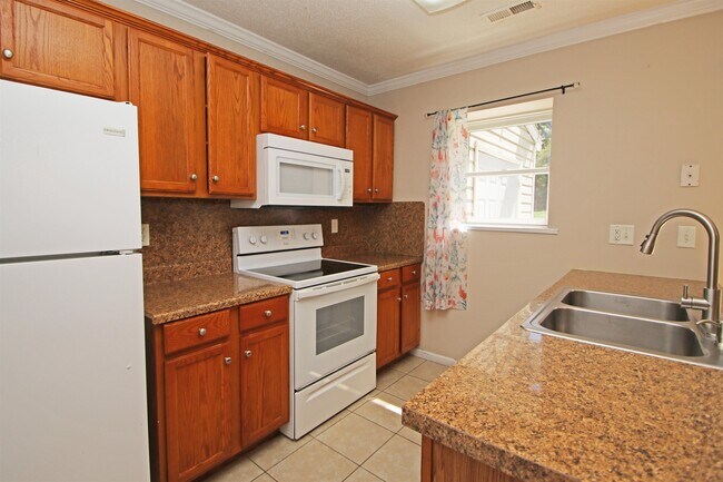 Building Photo - 760 Camelot Ln