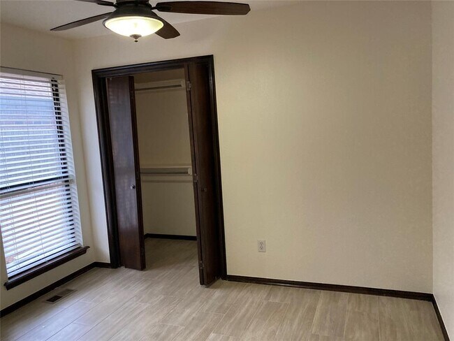 Building Photo - 405 Rhoades Ct