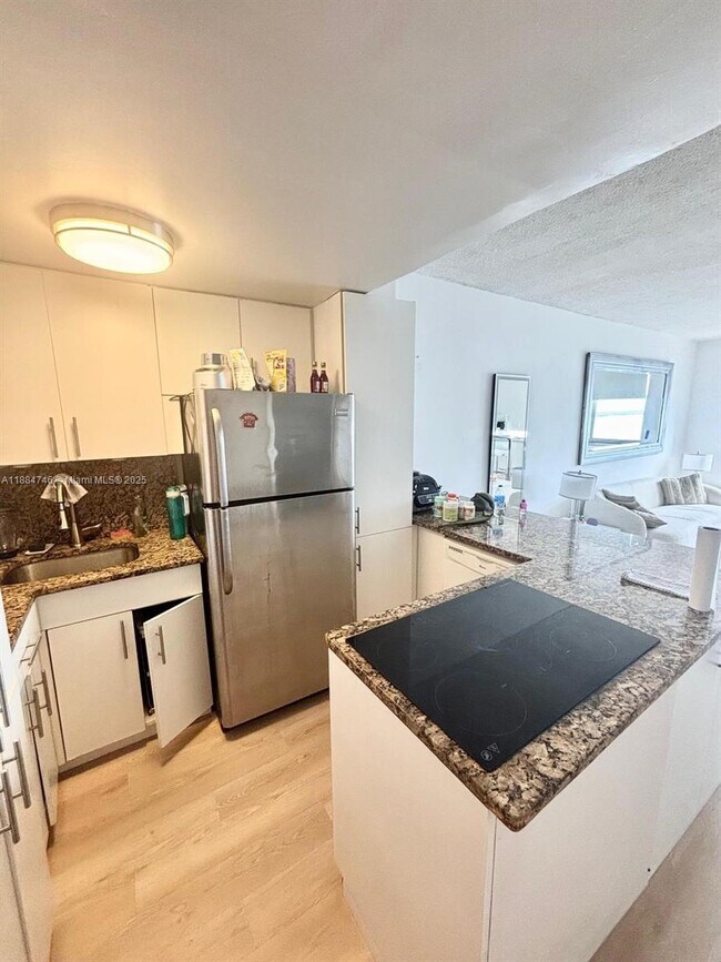 Building Photo - 999 Brickell Bay Dr