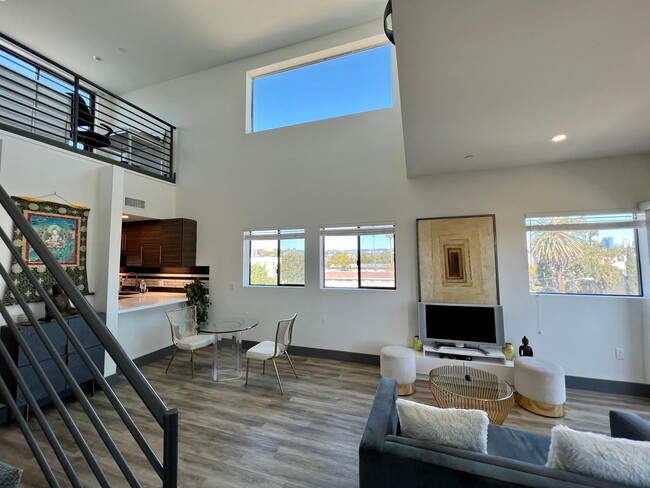 Interior Photo - mid374