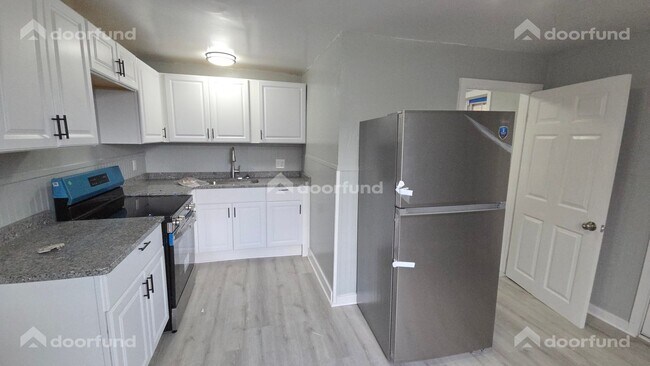 Building Photo - 418 River St