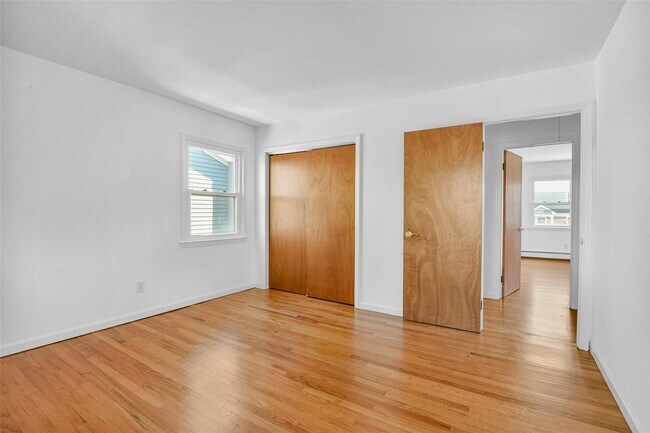 Building Photo - 237 Gainsborg Ave E