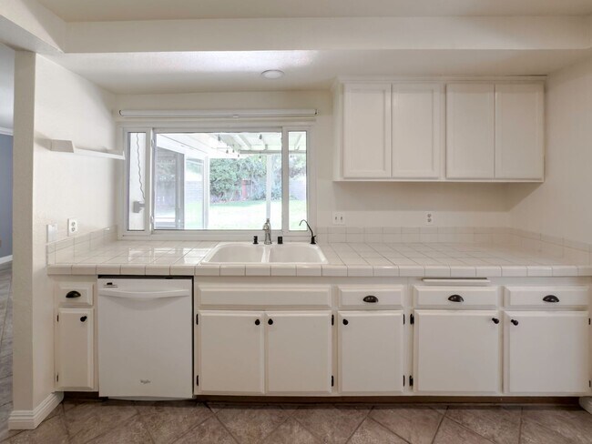 Building Photo - 3 Bedroom/2 Bathroom Private Home with Lar...
