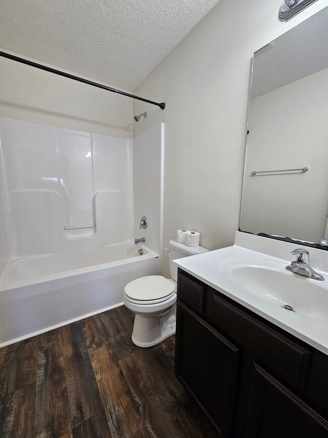 Building Photo - Spacious 3 Bedroom 2 Bathroom Home on Half...