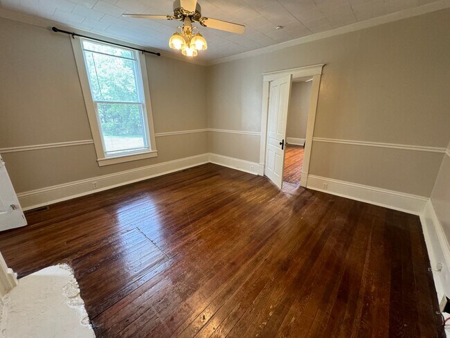 Building Photo - Large Historical 3/2 House in Summerville-$1,595