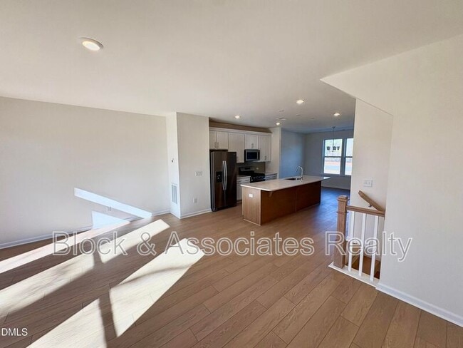 Building Photo - 721 Parc Townes Dr