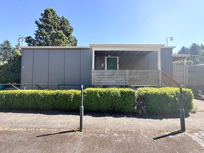 Building Photo - 2 Bed 1 Bath with Back Patio in Montavilla!