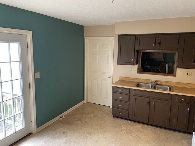 Building Photo - 9103 Cedarwood Dr