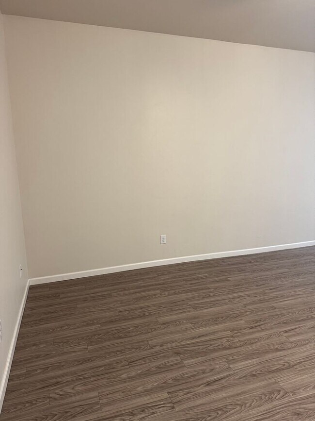 Building Photo - Charming 2 bed/2 bath in gated community The Enclave!