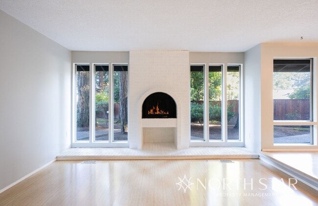 Building Photo - Charming One Level Home In The Four Season...