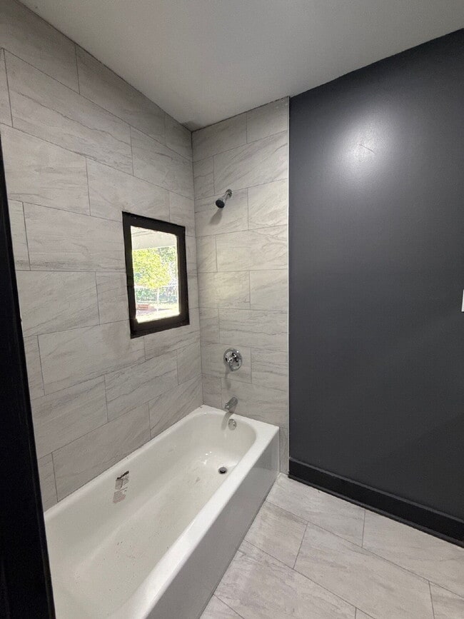 Building Photo - Fully Renovated 4BR in Berclair/Highland Heights – Section 8 Welcome