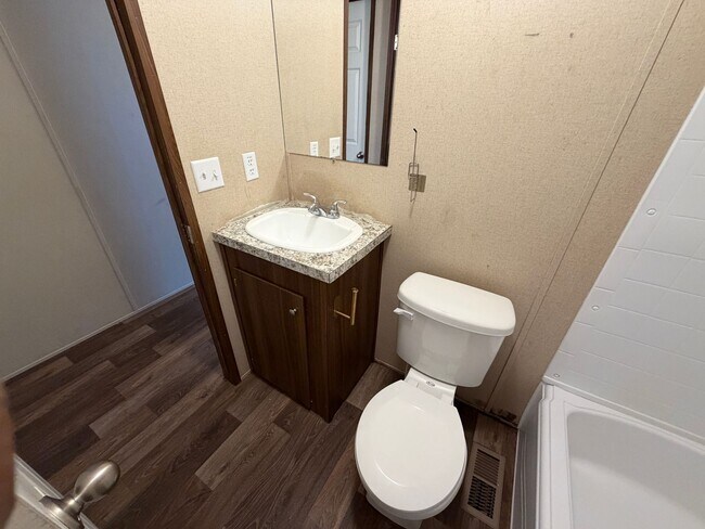 Building Photo - Spacious Mobile Home-large yard