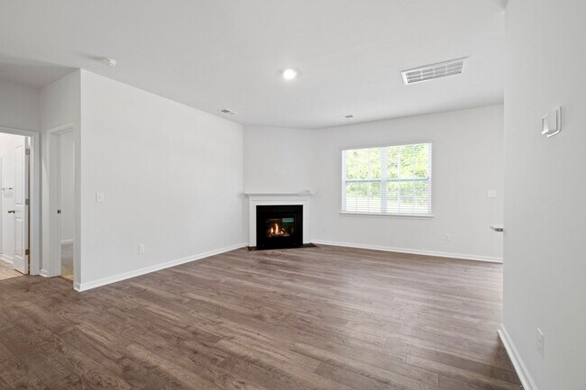 Building Photo - Brand New 5 Bedroom 3 full baths